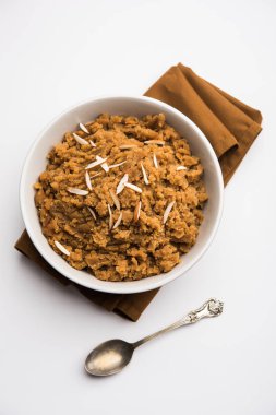 Buğday unu Halwa veya Shira / Atte ka Helva, Hindistan popüler sağlıklı tatlı veya kahvaltı menüsü. bir kase veya tabakta servis edilir. seçici odaklama