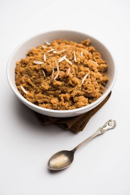 Buğday unu Halwa veya Shira / Atte ka Helva, Hindistan popüler sağlıklı tatlı veya kahvaltı menüsü. bir kase veya tabakta servis edilir. seçici odaklama