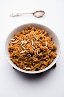 Buğday unu Halwa veya Shira / Atte ka Helva, Hindistan popüler sağlıklı tatlı veya kahvaltı menüsü. bir kase veya tabakta servis edilir. seçici odaklama