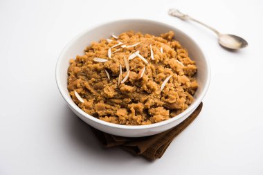 Buğday unu Halwa veya Shira / Atte ka Helva, Hindistan popüler sağlıklı tatlı veya kahvaltı menüsü. bir kase veya tabakta servis edilir. seçici odaklama