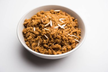 Buğday unu Halwa veya Shira / Atte ka Helva, Hindistan popüler sağlıklı tatlı veya kahvaltı menüsü. bir kase veya tabakta servis edilir. seçici odaklama
