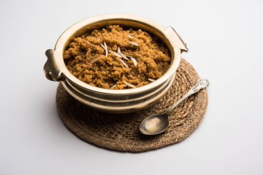 Buğday unu Halwa veya Shira / Atte ka Helva, Hindistan popüler sağlıklı tatlı veya kahvaltı menüsü. bir kase veya tabakta servis edilir. seçici odaklama