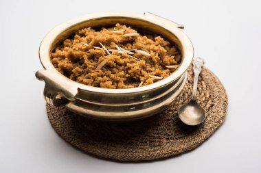 Buğday unu Halwa veya Shira / Atte ka Helva, Hindistan popüler sağlıklı tatlı veya kahvaltı menüsü. bir kase veya tabakta servis edilir. seçici odaklama