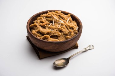Buğday unu Halwa veya Shira / Atte ka Helva, Hindistan popüler sağlıklı tatlı veya kahvaltı menüsü. bir kase veya tabakta servis edilir. seçici odaklama