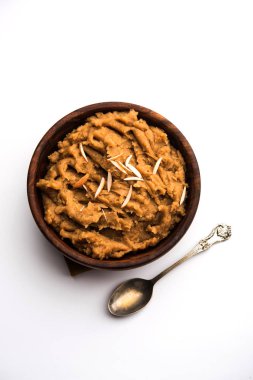 Buğday unu Halwa veya Shira / Atte ka Helva, Hindistan popüler sağlıklı tatlı veya kahvaltı menüsü. bir kase veya tabakta servis edilir. seçici odaklama