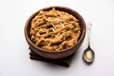 Buğday unu Halwa veya Shira / Atte ka Helva, Hindistan popüler sağlıklı tatlı veya kahvaltı menüsü. bir kase veya tabakta servis edilir. seçici odaklama