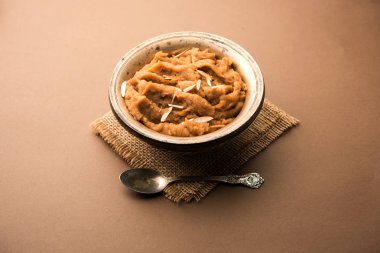Buğday unu Halwa veya Shira veya lapa / Atte ka Helva, Hindistan popüler sağlıklı tatlı veya kahvaltı menüsü. bir kase veya tabakta servis edilir. seçici odaklama