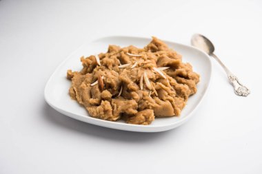 Buğday unu Halwa veya Shira veya lapa / Atte ka Helva, Hindistan popüler sağlıklı tatlı veya kahvaltı menüsü. bir kase veya tabakta servis edilir. seçici odaklama