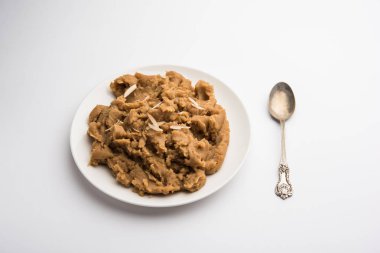 Buğday unu Halwa veya Shira veya lapa / Atte ka Helva, Hindistan popüler sağlıklı tatlı veya kahvaltı menüsü. bir kase veya tabakta servis edilir. seçici odaklama