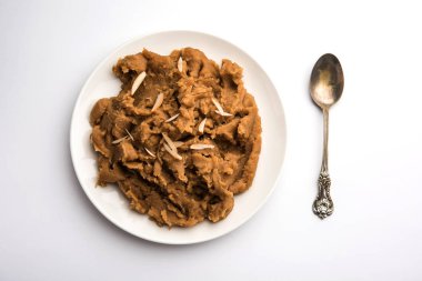 Buğday unu Halwa veya Shira veya lapa / Atte ka Helva, Hindistan popüler sağlıklı tatlı veya kahvaltı menüsü. bir kase veya tabakta servis edilir. seçici odaklama