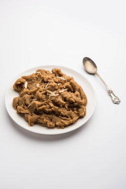Buğday unu Halwa veya Shira veya lapa / Atte ka Helva, Hindistan popüler sağlıklı tatlı veya kahvaltı menüsü. bir kase veya tabakta servis edilir. seçici odaklama