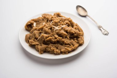 Buğday unu Halwa veya Shira veya lapa / Atte ka Helva, Hindistan popüler sağlıklı tatlı veya kahvaltı menüsü. bir kase veya tabakta servis edilir. seçici odaklama