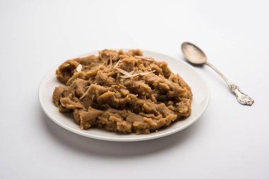 Buğday unu Halwa veya Shira veya lapa / Atte ka Helva, Hindistan popüler sağlıklı tatlı veya kahvaltı menüsü. bir kase veya tabakta servis edilir. seçici odaklama