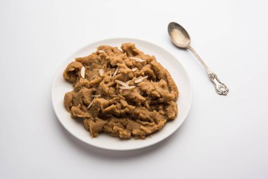 Buğday unu Halwa veya Shira veya lapa / Atte ka Helva, Hindistan popüler sağlıklı tatlı veya kahvaltı menüsü. bir kase veya tabakta servis edilir. seçici odaklama