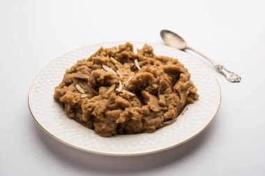 Buğday unu Halwa veya Shira veya lapa / Atte ka Helva, Hindistan popüler sağlıklı tatlı veya kahvaltı menüsü. bir kase veya tabakta servis edilir. seçici odaklama