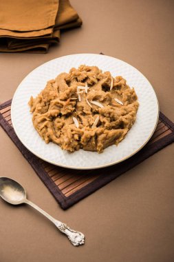 Buğday unu Halwa veya Shira veya lapa / Atte ka Helva, Hindistan popüler sağlıklı tatlı veya kahvaltı menüsü. bir kase veya tabakta servis edilir. seçici odaklama