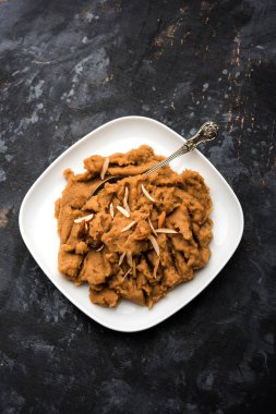 Buğday unu Halwa veya Shira veya lapa / Atte ka Helva, Hindistan popüler sağlıklı tatlı veya kahvaltı menüsü. bir kase veya tabakta servis edilir. seçici odaklama