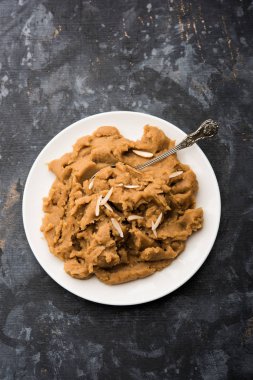 Buğday unu Halwa veya Shira veya lapa / Atte ka Helva, Hindistan popüler sağlıklı tatlı veya kahvaltı menüsü. bir kase veya tabakta servis edilir. seçici odaklama