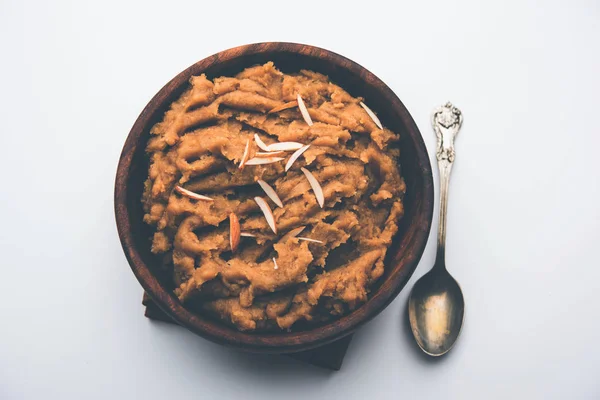 小麦粉ハルワまたはシラ アッテカハルバ インドからの人気の健康的なデザートや朝食メニュー ボウルまたはプレートで提供されます 選択的フォーカス — ストック写真
