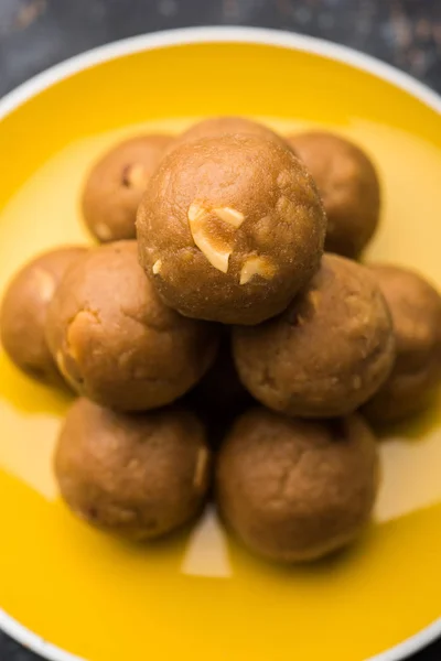 チュルマ ラドゥー アッタ ラドゥー 小麦粉ラドゥはギーとジャガーまたは砂糖を使用して作られました 選択的フォーカス — ストック写真