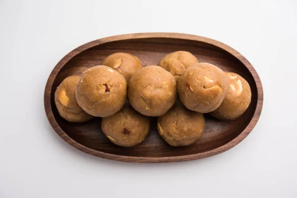 チュルマ ラドゥー アッタ ラドゥー 小麦粉ラドゥはギーとジャガーまたは砂糖を使用して作られました 選択的フォーカス — ストック写真