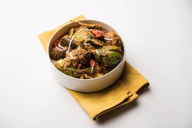 Undhiyu bir Gujarati karışık sebze yemeği, Surat, Hindistan spesiyalitesi. Poori ile veya olmadan bir kase de servis