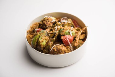 Undhiyu bir Gujarati karışık sebze yemeği, Surat, Hindistan spesiyalitesi. Poori ile veya olmadan bir kase de servis