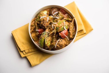 Undhiyu bir Gujarati karışık sebze yemeği, Surat, Hindistan spesiyalitesi. Poori ile veya olmadan bir kase de servis