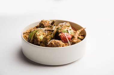 Undhiyu bir Gujarati karışık sebze yemeği, Surat, Hindistan spesiyalitesi. Poori ile veya olmadan bir kase de servis