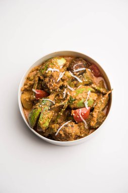 Undhiyu bir Gujarati karışık sebze yemeği, Surat, Hindistan spesiyalitesi. Poori ile veya olmadan bir kase de servis