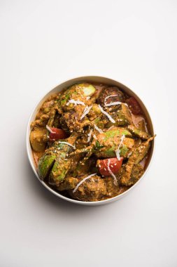 Undhiyu bir Gujarati karışık sebze yemeği, Surat, Hindistan spesiyalitesi. Poori ile veya olmadan bir kase de servis