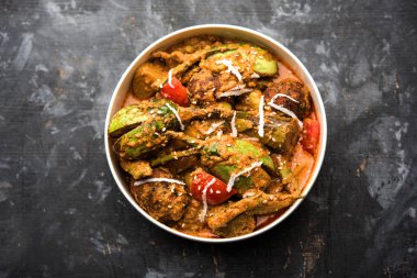 Undhiyu bir Gujarati karışık sebze yemeği, Surat, Hindistan spesiyalitesi. Poori ile veya olmadan bir kase de servis