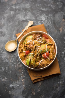 Undhiyu bir Gujarati karışık sebze yemeği, Surat, Hindistan spesiyalitesi. Poori ile veya olmadan bir kase de servis