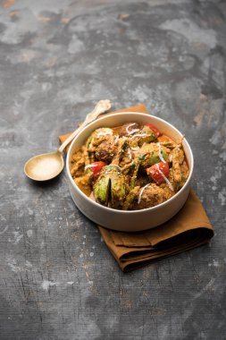 Undhiyu bir Gujarati karışık sebze yemeği, Surat, Hindistan spesiyalitesi. Poori ile veya olmadan bir kase de servis