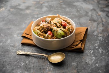 Undhiyu bir Gujarati karışık sebze yemeği, Surat, Hindistan spesiyalitesi. Poori ile veya olmadan bir kase de servis