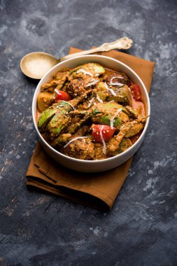 Undhiyu bir Gujarati karışık sebze yemeği, Surat, Hindistan spesiyalitesi. Poori ile veya olmadan bir kase de servis