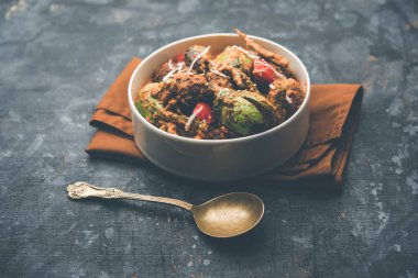 Undhiyu bir Gujarati karışık sebze yemeği, Surat, Hindistan spesiyalitesi. Poori ile veya olmadan bir kase de servis