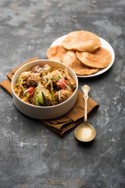 Undhiyu bir Gujarati karışık sebze yemeği, Surat, Hindistan spesiyalitesi. Poori ile veya olmadan bir kase de servis