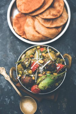 Undhiyu bir Gujarati karışık sebze yemeği, Surat, Hindistan spesiyalitesi. Poori ile veya olmadan bir kase de servis