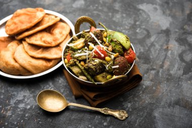 Undhiyu bir Gujarati karışık sebze yemeği, Surat, Hindistan spesiyalitesi. Poori ile veya olmadan bir kase de servis