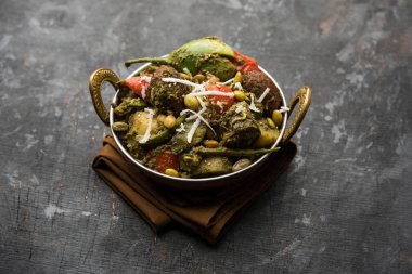 Undhiyu bir Gujarati karışık sebze yemeği, Surat, Hindistan spesiyalitesi. Poori ile veya olmadan bir kase de servis