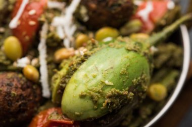 Undhiyu bir Gujarati karışık sebze yemeği, Surat, Hindistan spesiyalitesi. Poori ile veya olmadan bir kase de servis