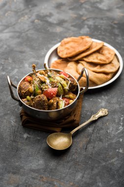 Undhiyu bir Gujarati karışık sebze yemeği, Surat, Hindistan spesiyalitesi. Poori ile veya olmadan bir kase de servis