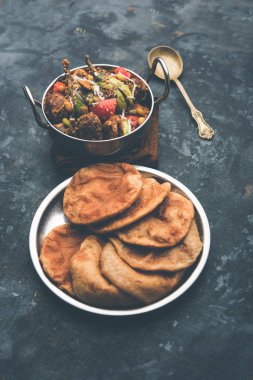 Undhiyu bir Gujarati karışık sebze yemeği, Surat, Hindistan spesiyalitesi. Poori ile veya olmadan bir kase de servis
