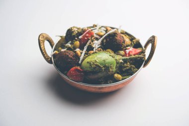 Undhiyu bir Gujarati karışık sebze yemeği, Surat, Hindistan spesiyalitesi. Poori ile veya olmadan bir kase de servis