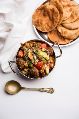 Undhiyu bir Gujarati karışık sebze yemeği, Surat, Hindistan spesiyalitesi. Poori ile veya olmadan bir kase de servis