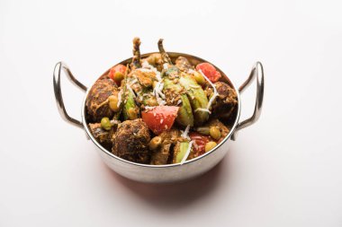 Undhiyu bir Gujarati karışık sebze yemeği, Surat, Hindistan spesiyalitesi. Poori ile veya olmadan bir kase de servis