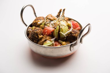 Undhiyu bir Gujarati karışık sebze yemeği, Surat, Hindistan spesiyalitesi. Poori ile veya olmadan bir kase de servis