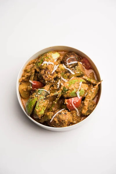 Undhiyu bir Gujarati karışık sebze yemeği, Surat, Hindistan spesiyalitesi. Poori ile veya olmadan bir kase de servis