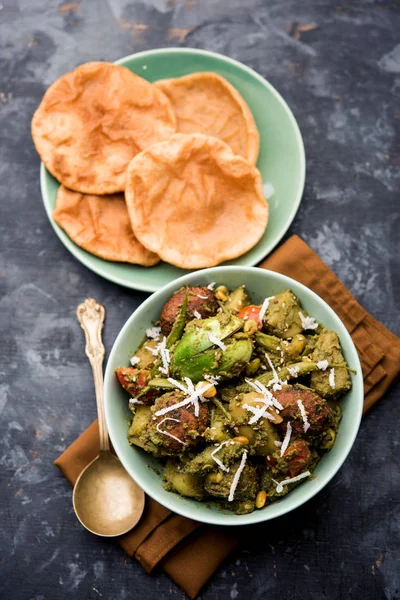 Undhiyu是古吉拉特混合蔬菜 是印度苏拉特的特色菜 在有或没有穷人的碗中食用 — 图库照片